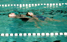 Rettungsschwimmer beim Üben eines Schleppgriffes
